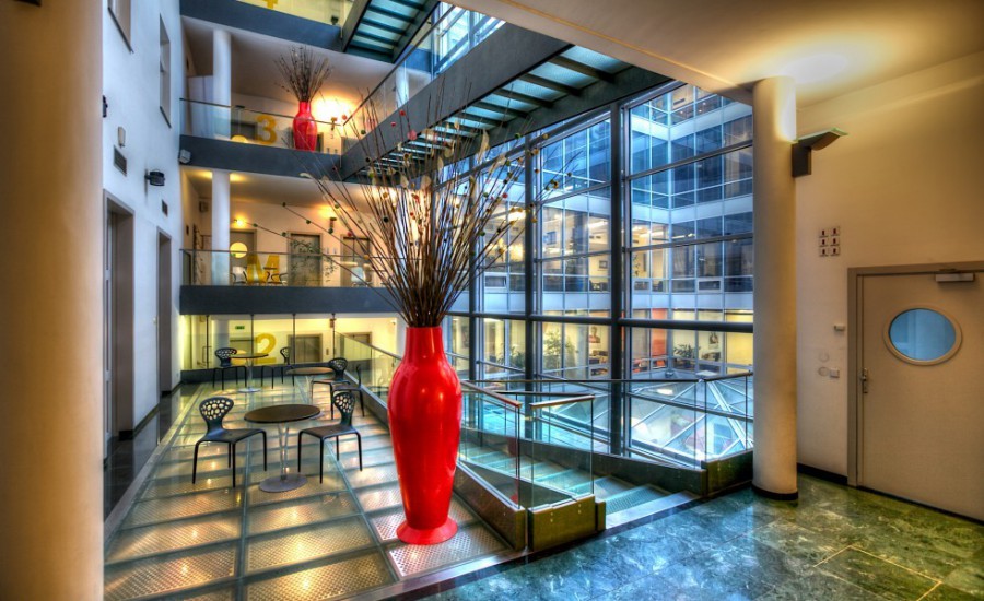 Krakovska Terraces- atrium with tables